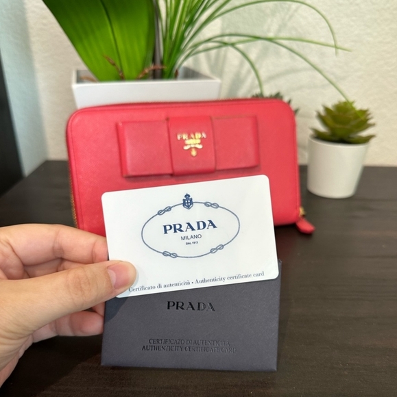 AUTH 🔥 PRADA  🎀 RIBBON SAFFIANO LEATHER ZIPPY WALLET W/ COA included. - Picture 7 of 10